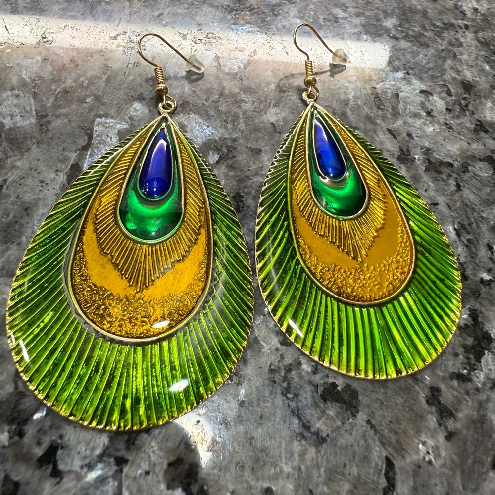 2/$29 or 3/$39 NWOT Green and Gold Peacock Feather Earrings - Picture 2 of 4